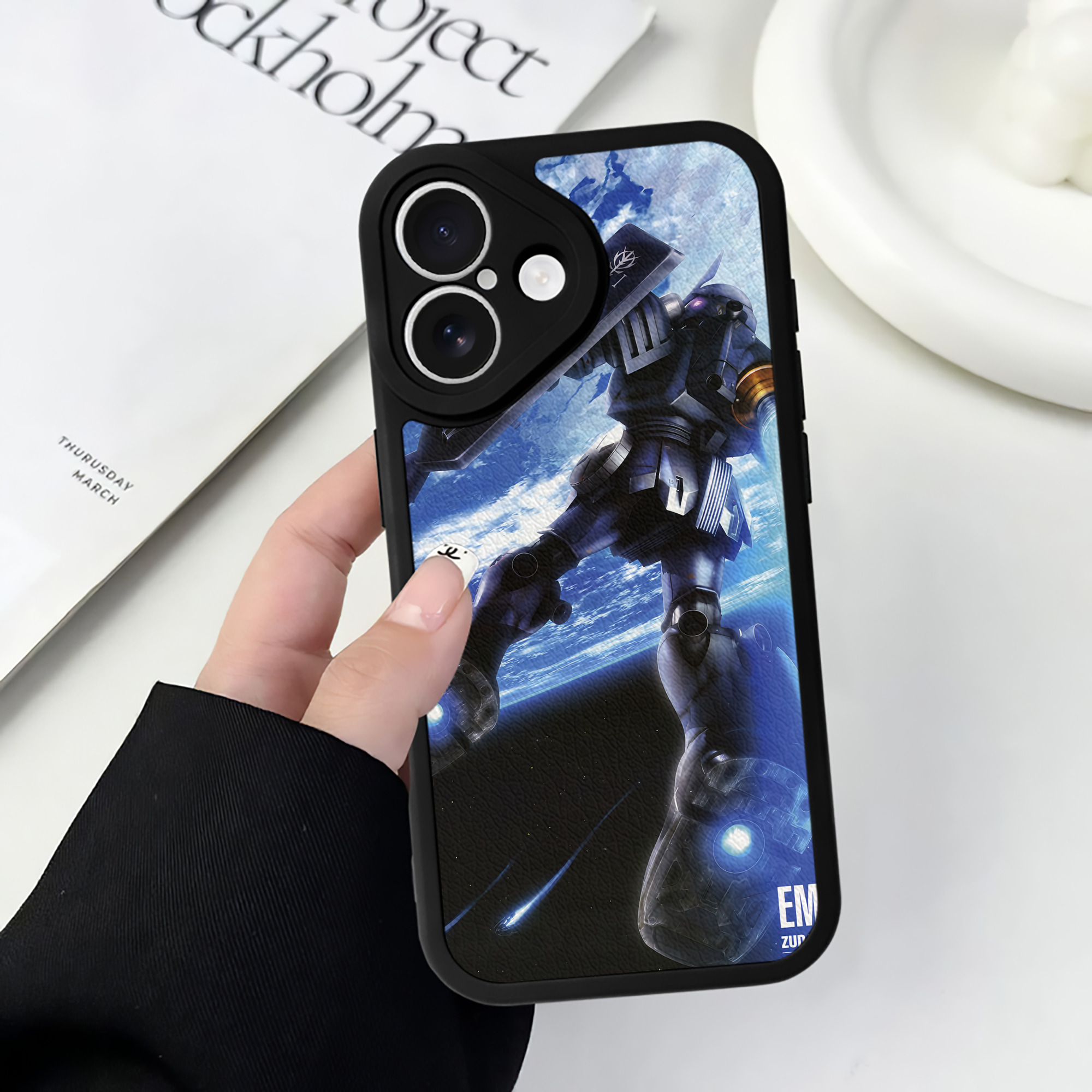 （画像用） 機動戦士ガンダム Mobile Suit Gundam 【iPhone 16シリーズ対応】シリコンスマホケース（レザー調） 材質：シリコン